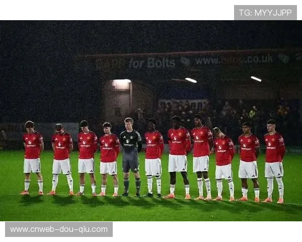 赛前默哀仪式，纪念足球界传奇人物