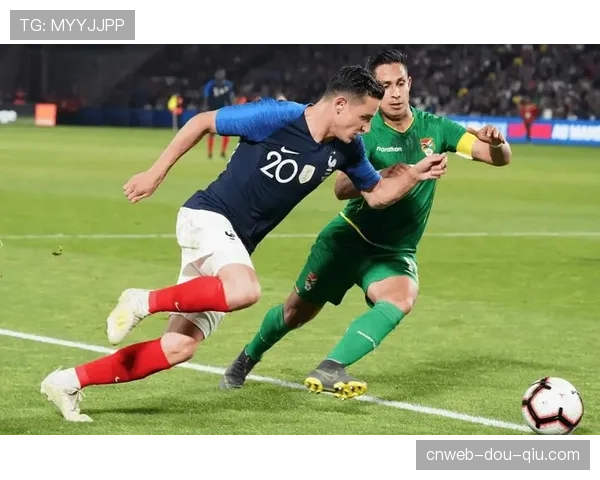 布雷斯特主场对阵南特,暴雨天气导致比赛两度中断 布雷斯特主场对阵南特,暴雨天气导致比赛两度中断